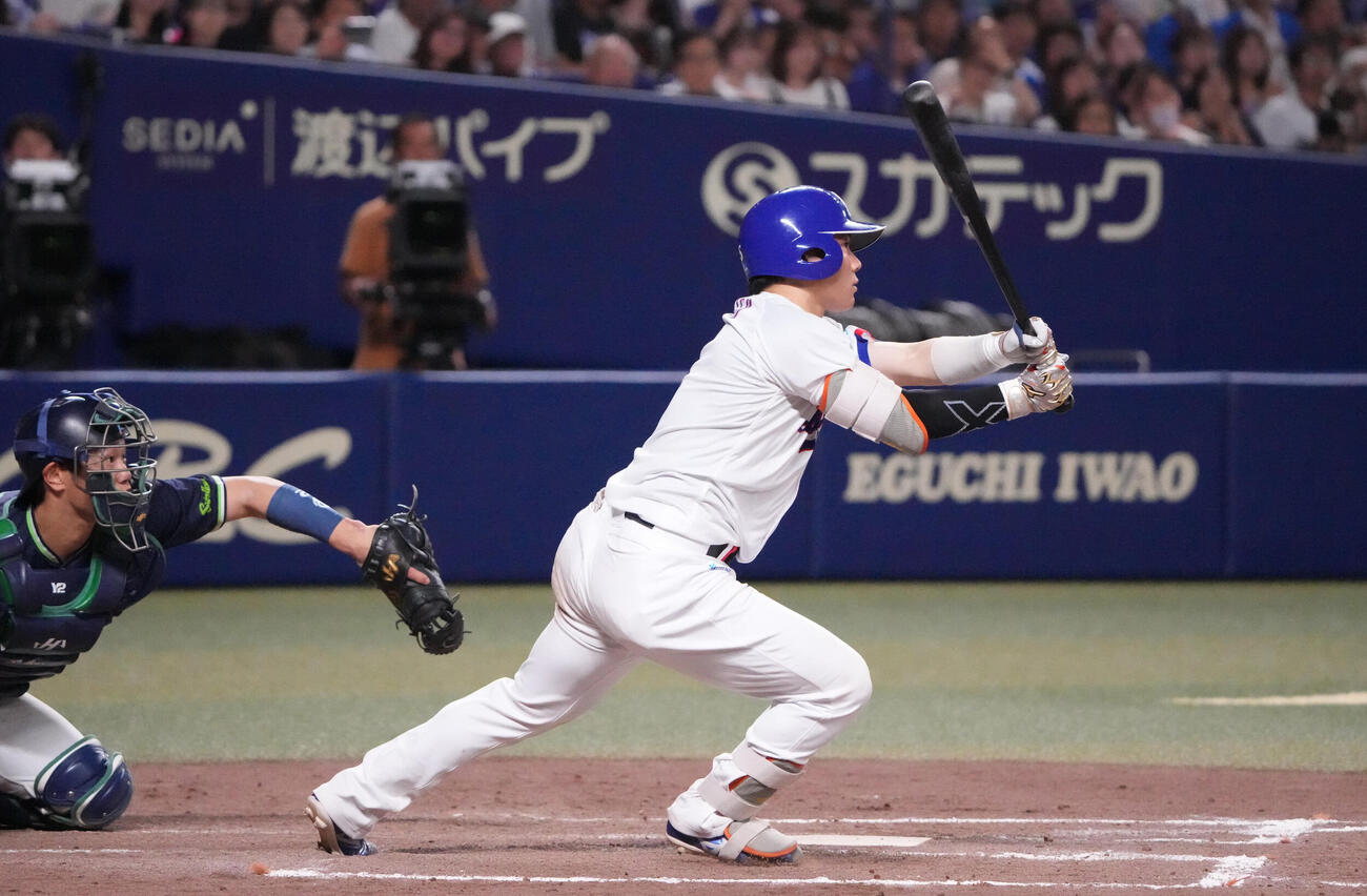 中日対ヤクルト　9回裏中日2死二、三塁、サヨナラ適時打を放つ村松開人（撮影・森本幸一）