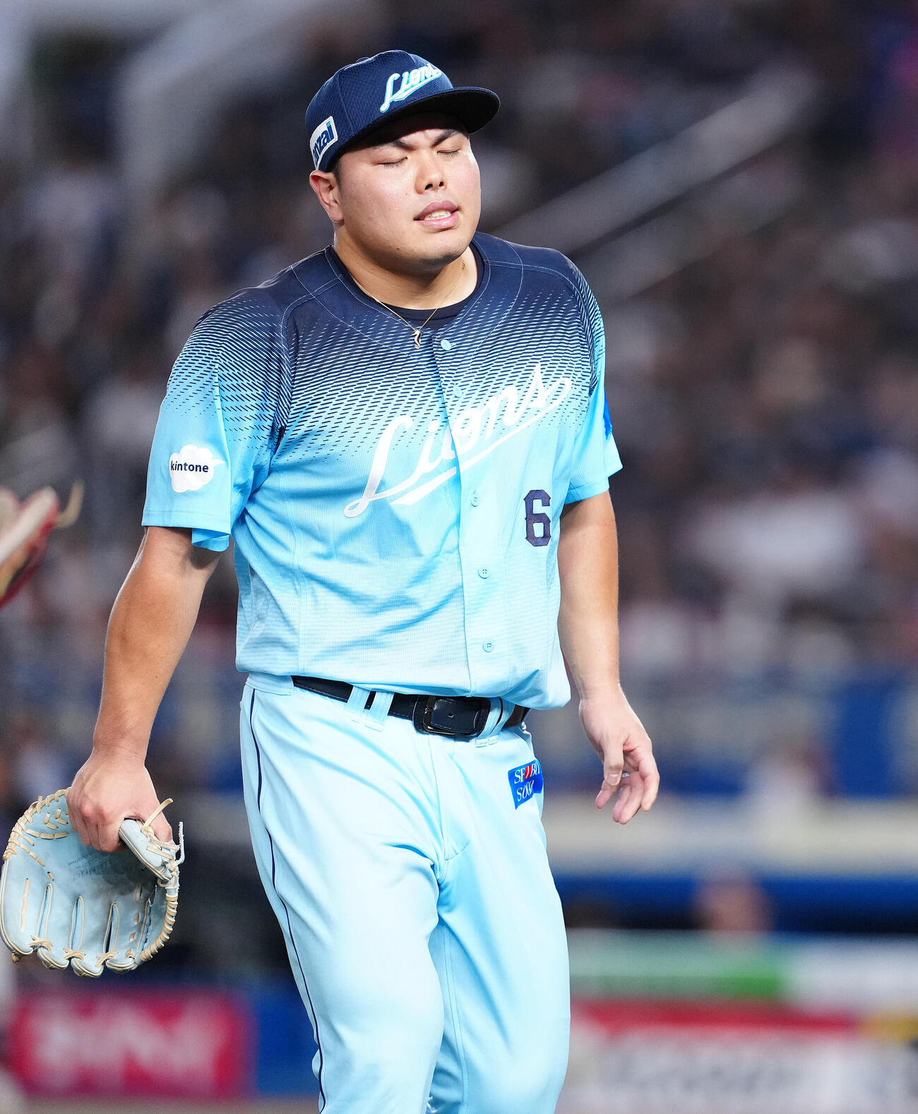 ロッテ対西武　2回裏を終え、悔しげな表情でベンチへ戻る西武平良海馬（撮影・鈴木みどり）