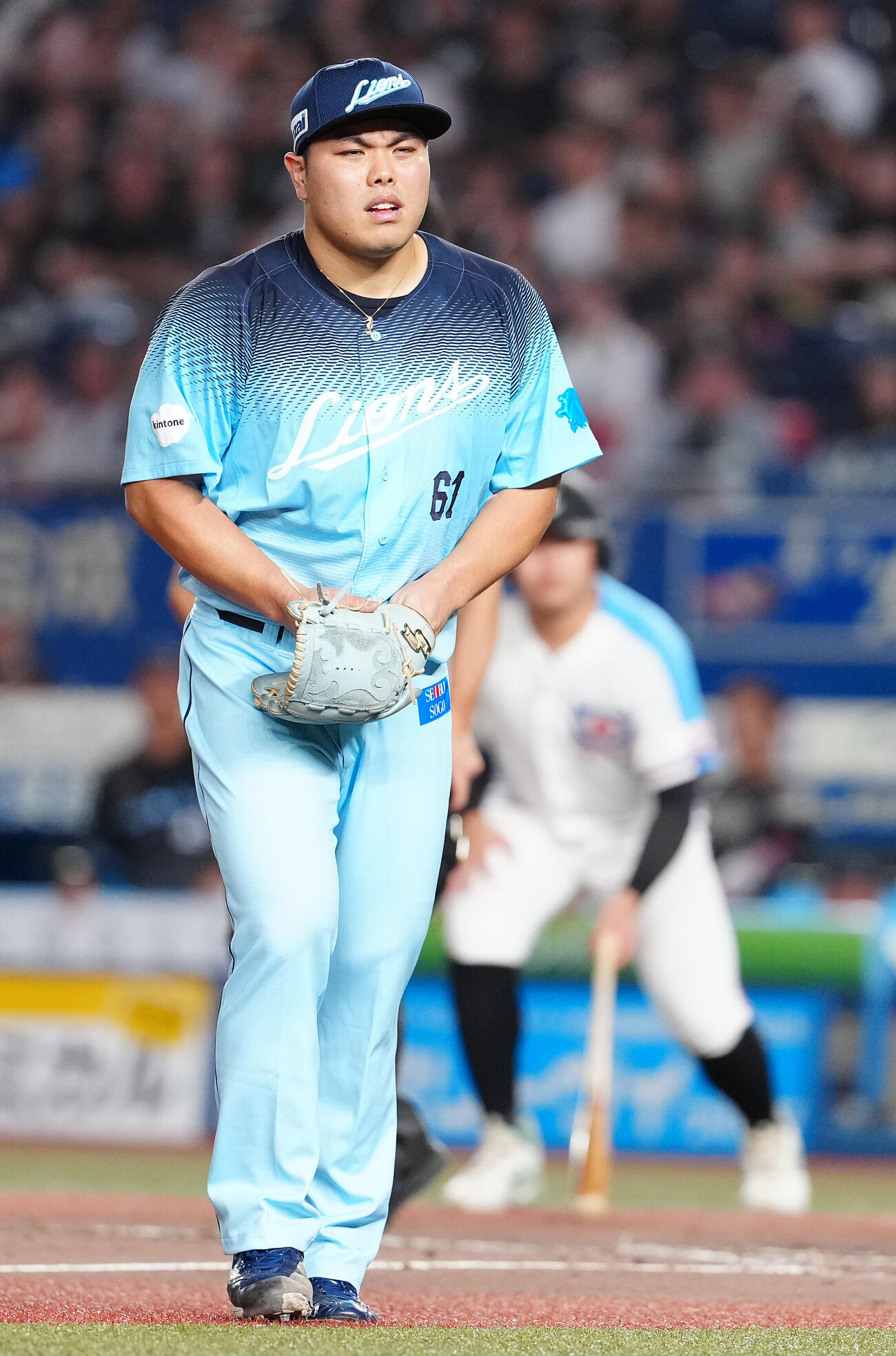 ロッテ対西武　3回裏を終え、険しい表情でベンチへ戻る西武平良海馬（撮影・鈴木みどり）