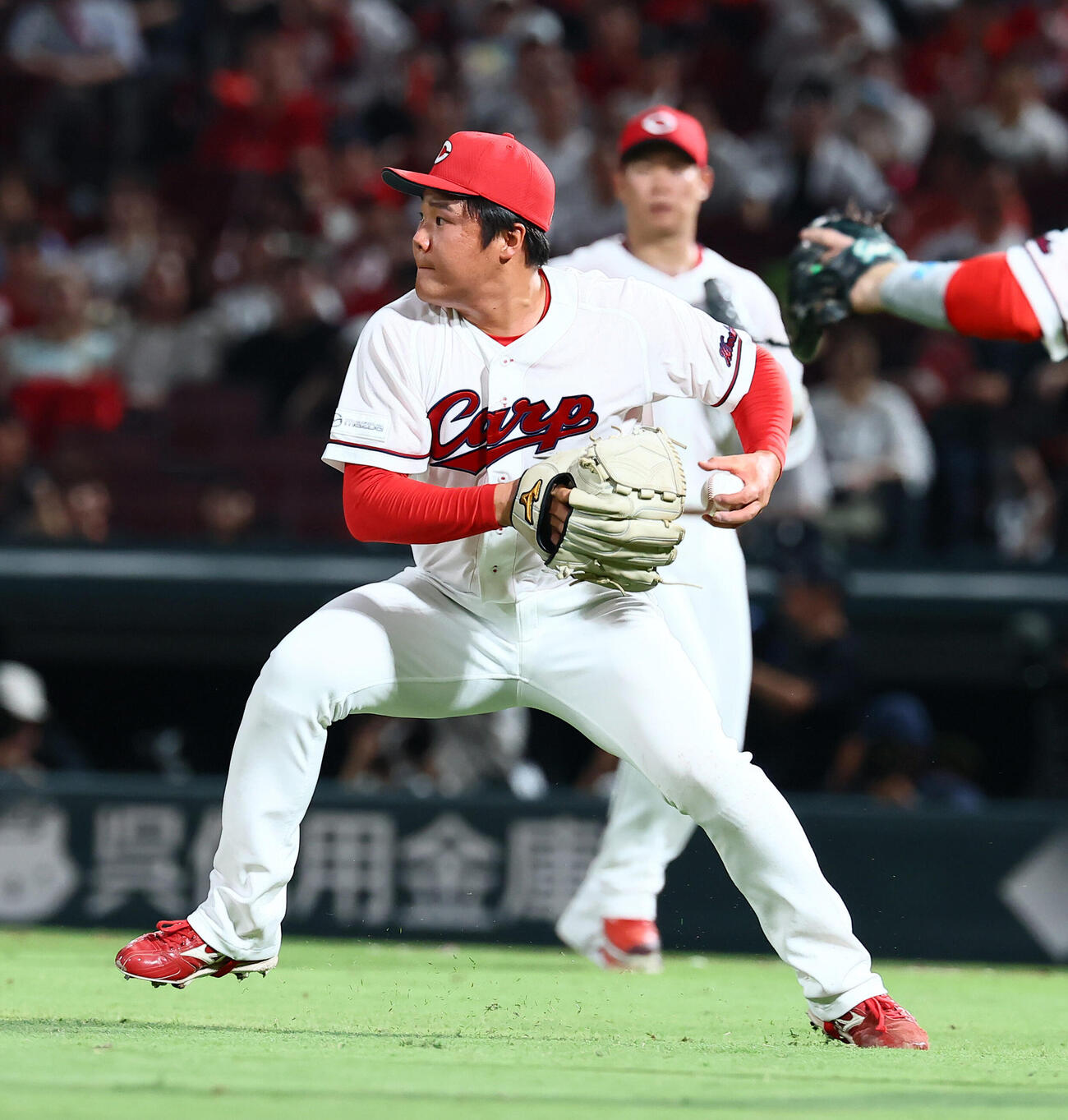 広島対巨人　10回表巨人無死一塁、高太一は代打増田大輝の打球を二塁へ送球（撮影・加藤哉）