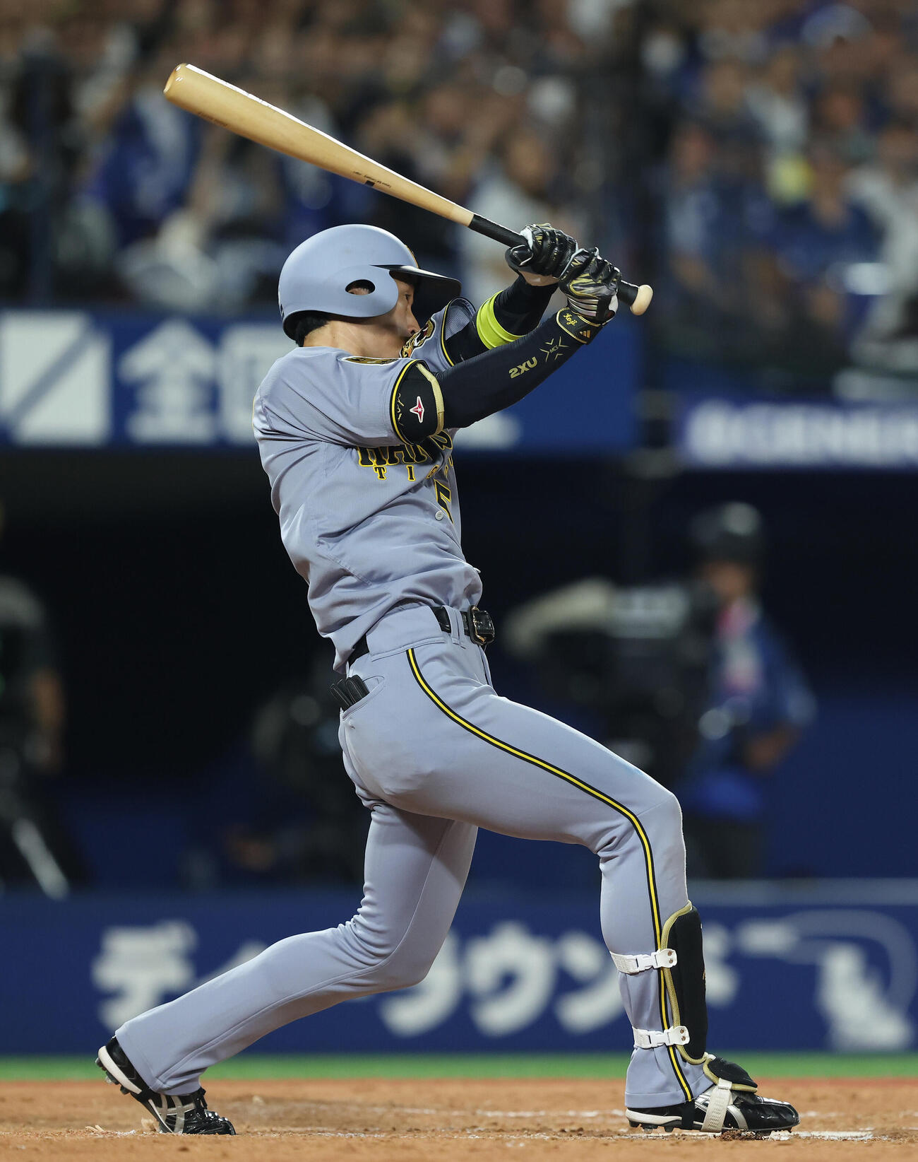DeNA対阪神　8回表阪神無死、左前打を放つ近本光司（撮影・河田真司）
