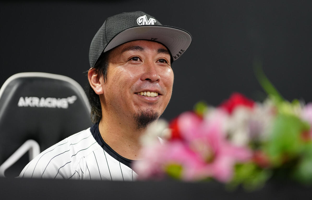 ロッテ対西武　通算250セーブを達成したロッテ益田直也は会見で笑顔（撮影・鈴木みどり）