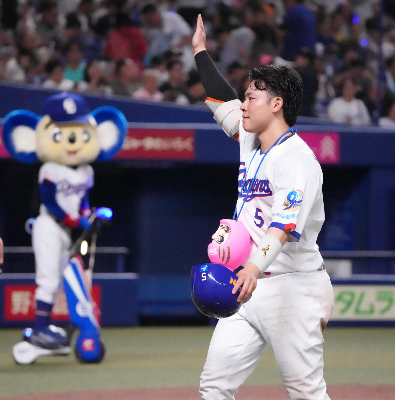 中日対ヤクルト　試合終了、スタンドの声援に応える村松開人（撮影・森本幸一）