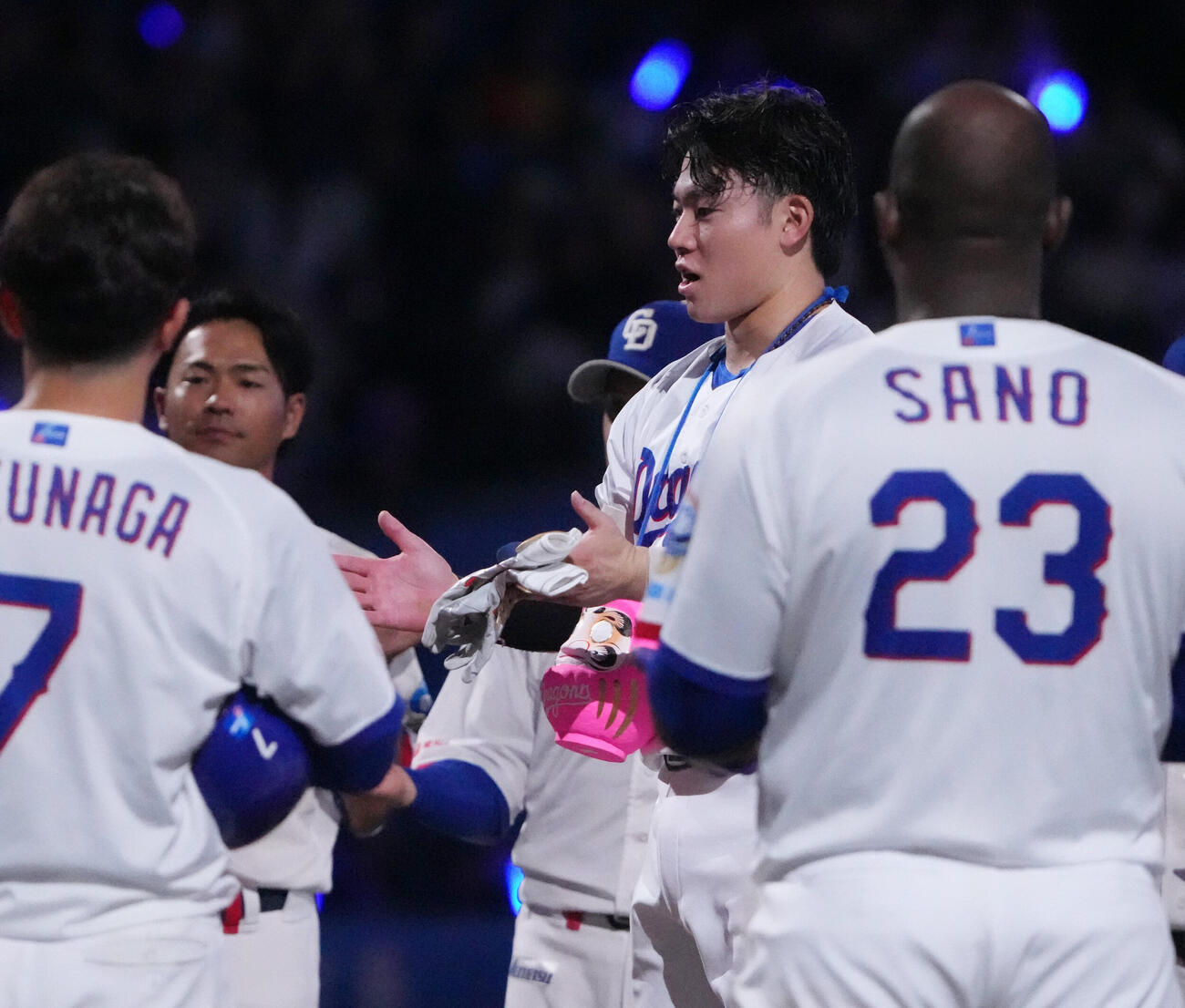 中日対ヤクルト　試合終了、円陣中央でナインに声をかける村松開人（撮影・森本幸一）