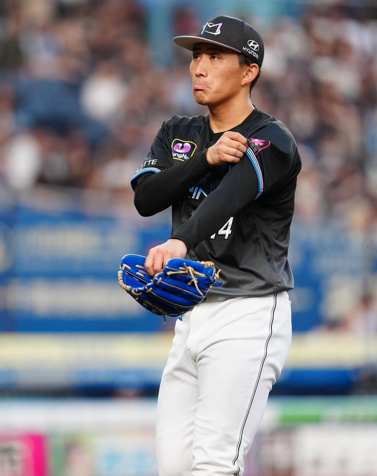 ロッテ対西武　1回表を終え、浮かない表情でベンチへ戻るロッテ小島和哉（撮影・鈴木みどり）