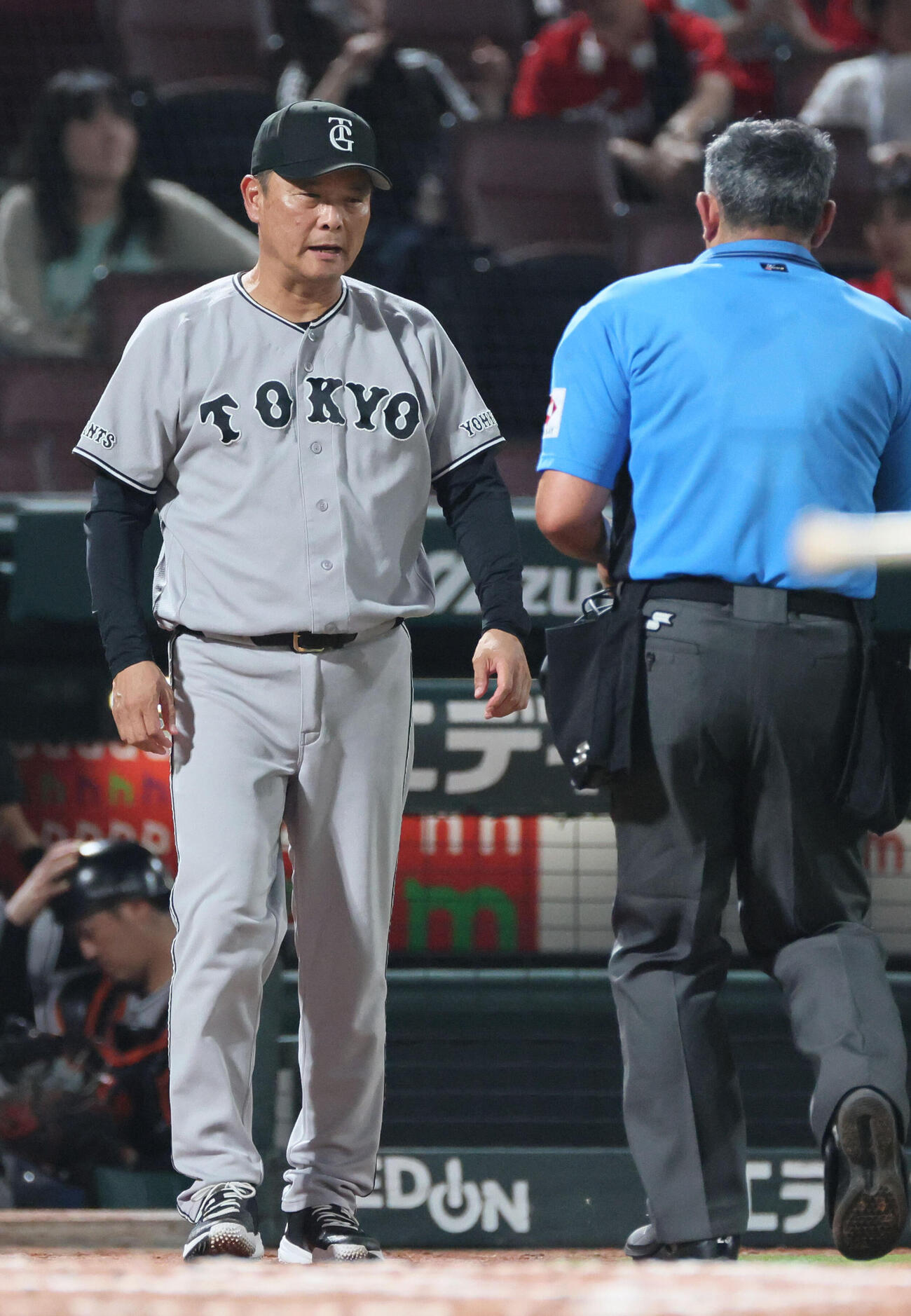 広島対巨人　12回表終了時、投手交代を告げる橋上秀樹監督代行（撮影・加藤孝規）