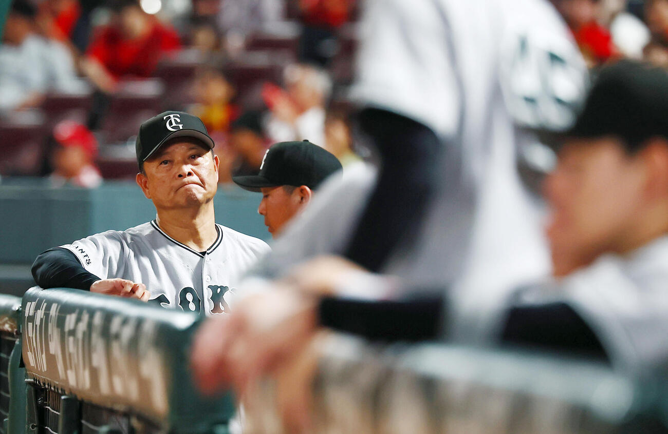 広島対巨人　10回表を終え選手交代を告げた巨人橋上秀樹監督代行（撮影・加藤哉）