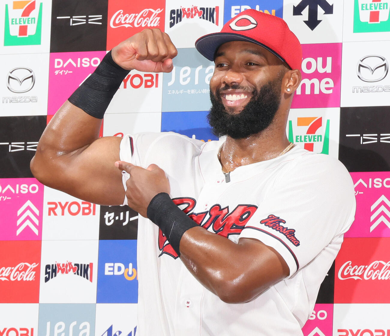 広島対巨人　お立ち台でポーズを決めるサンドロ・ファビアン（撮影・加藤孝規）