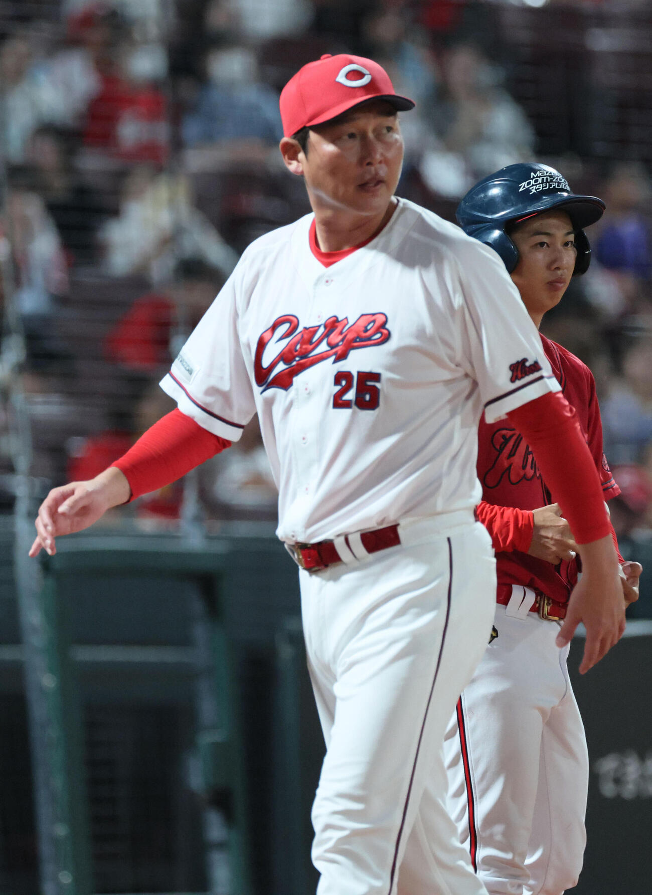 広島対巨人　9回裏終了時、交代を告げる新井貴浩監督（撮影・加藤孝規）