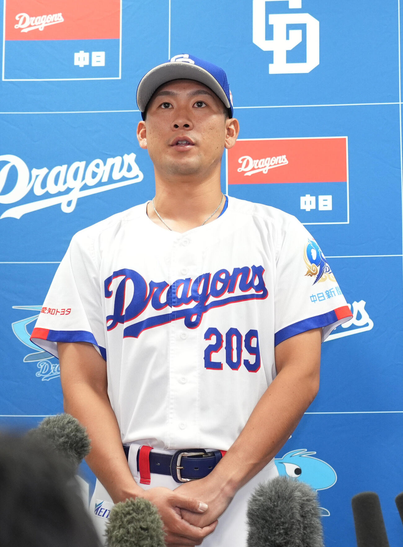福元悠真は支配下登録され会見で取材に応じる（撮影・森本幸一）
