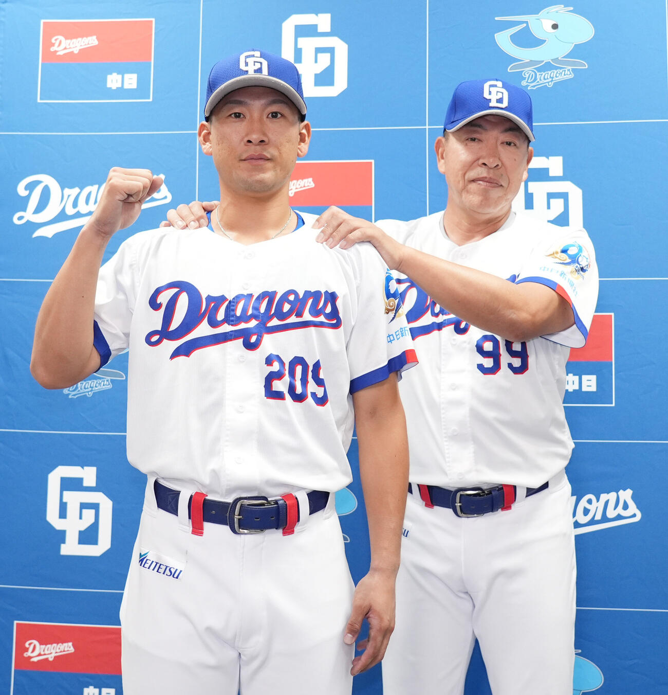 支配下登録された中日福元悠真（左）は井上一樹監督と写真に納まる（撮影・森本幸一）