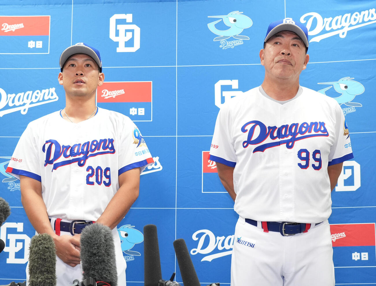 福元悠真（左）は支配下登録され会見で井上一樹監督と共に会見する（撮影・森本幸一）