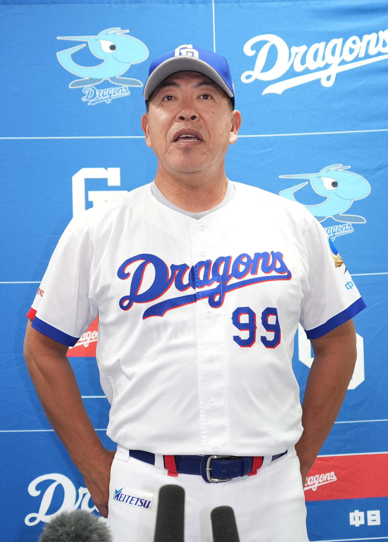 福元悠真の支配下登録会見で取材に応じる井上一樹監督（撮影・森本幸一）