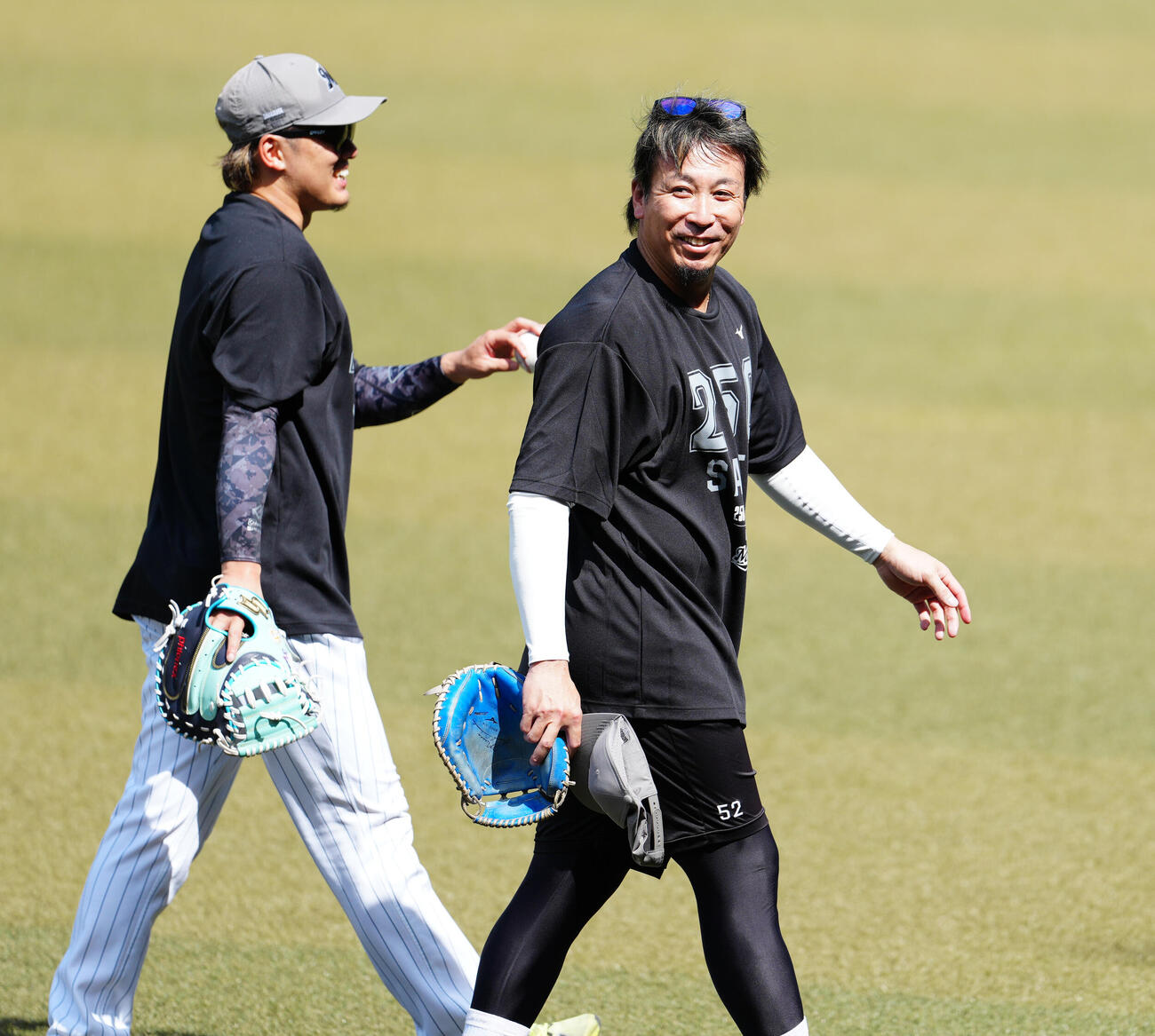 ロッテ対西武　試合前練習で笑顔のロッテ益田直也。左は鈴木昭汰（撮影・鈴木みどり）
