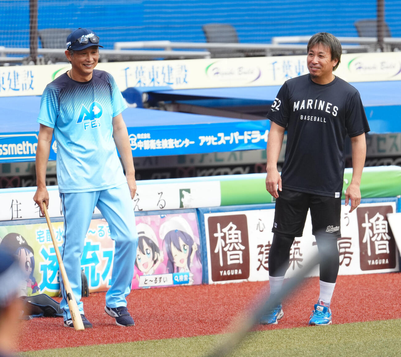 ロッテ対西武　試合前練習で西武西口文也監督（左）と談笑するロッテ益田直也（撮影・鈴木みどり）