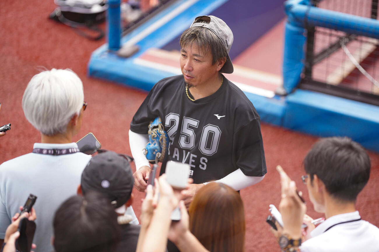 ロッテ対西武　試合前練習を終えたロッテ益田直也は囲み取材に応じる（撮影・鈴木みどり）
