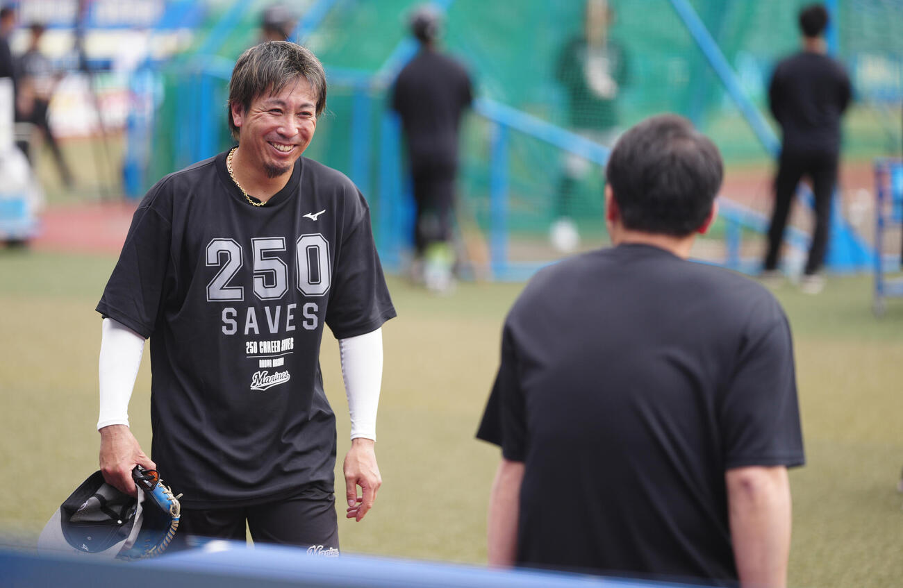 ロッテ対西武　試合前練習を終えたロッテ益田直也（左）はサブロー監督と談笑する（撮影・鈴木みどり）