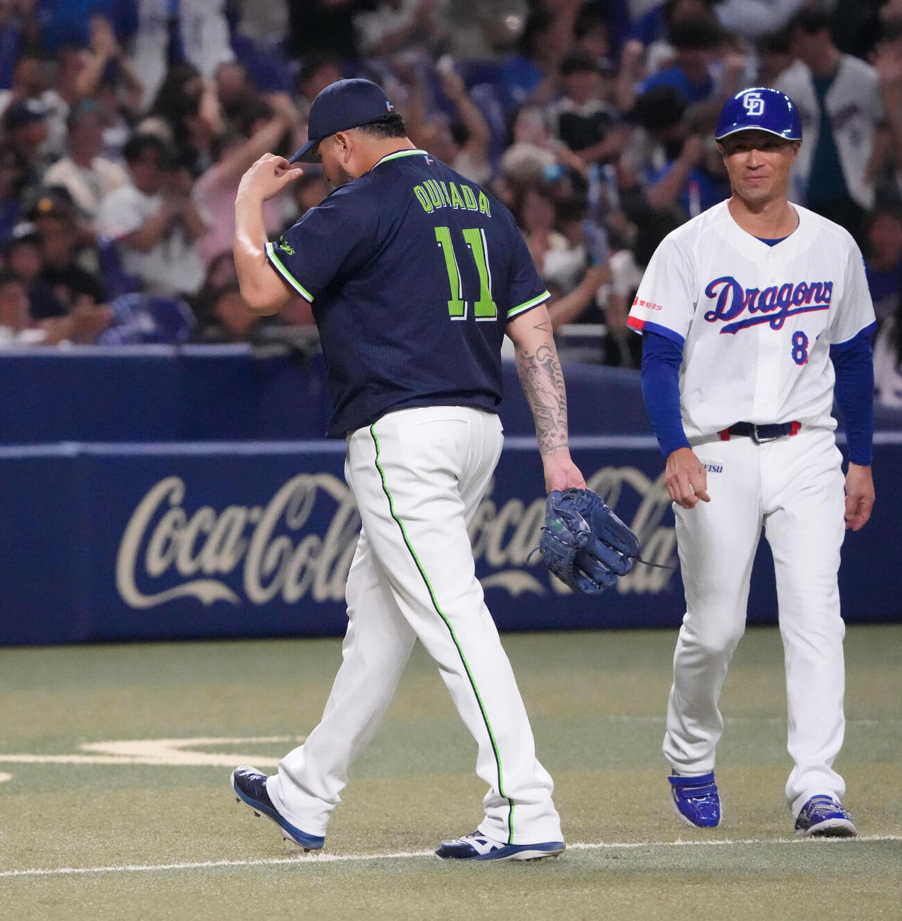 中日対ヤクルト　9回裏中日2死二、三塁、ホセ・キハダ（左）は村松開人にサヨナラ適時打を打たれ引き揚げる（撮影・森本幸一）