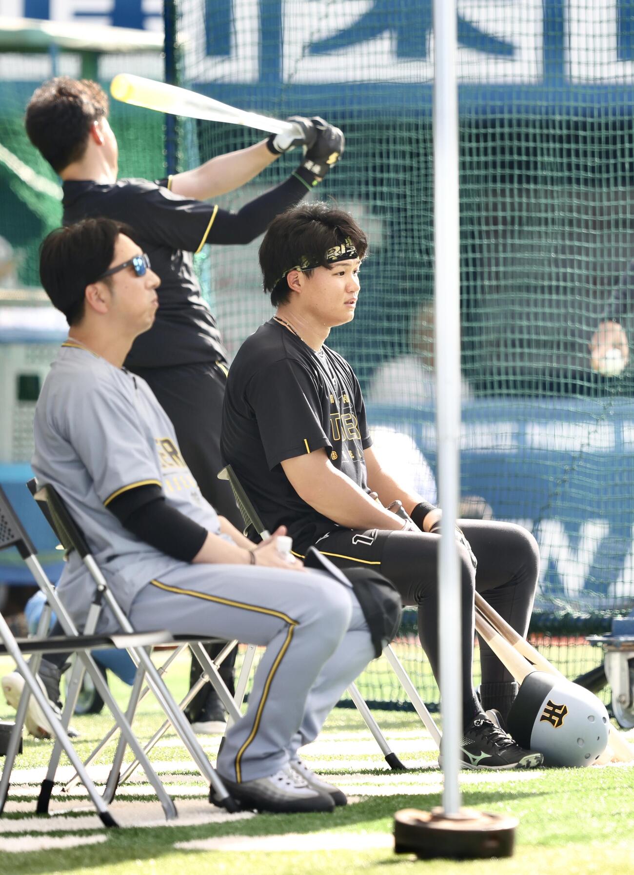 DeNA対阪神　試合前、打撃練習を見る阪神藤川球児監督（左）と森下翔太（撮影・河田真司）