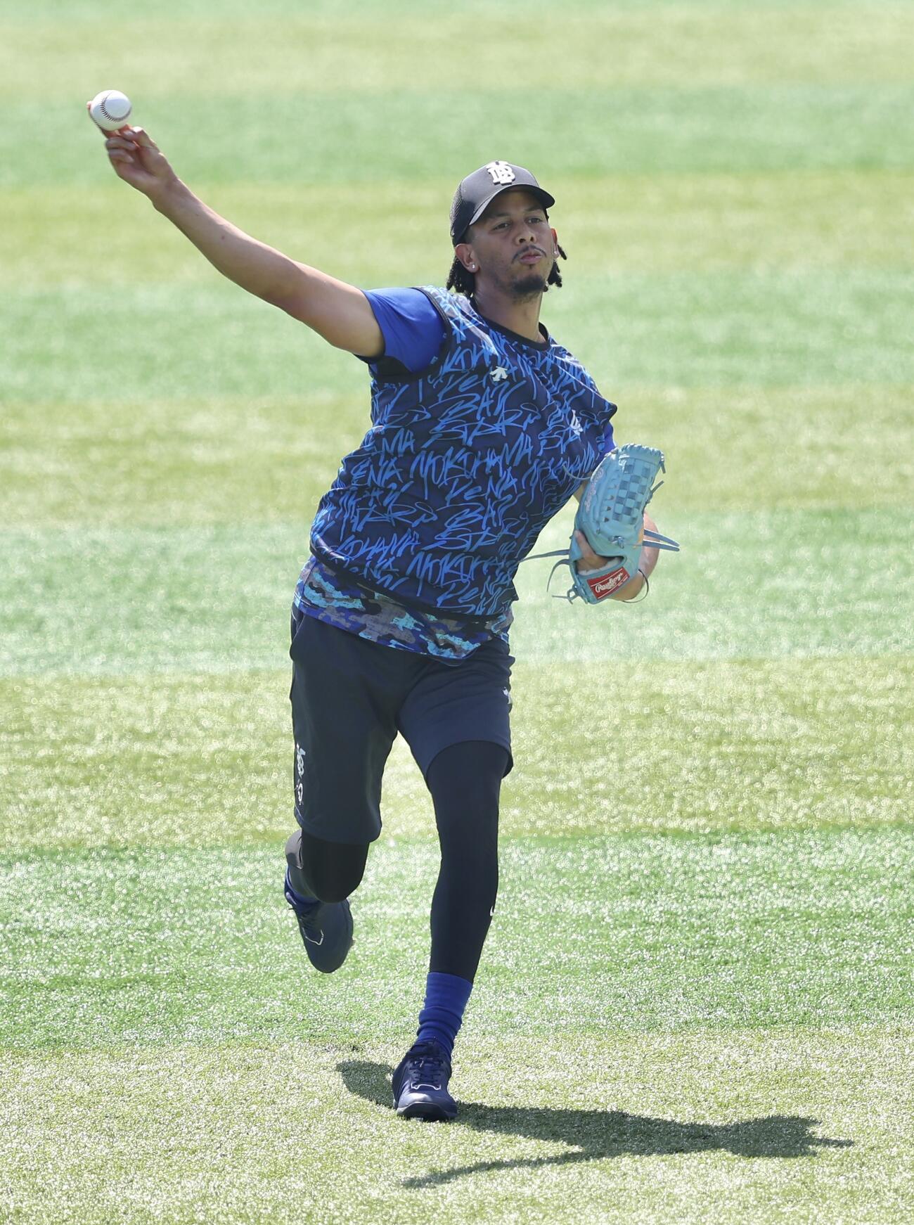 DeNA対阪神　試合前、キャッチボールするDeNAビド（撮影・河田真司）