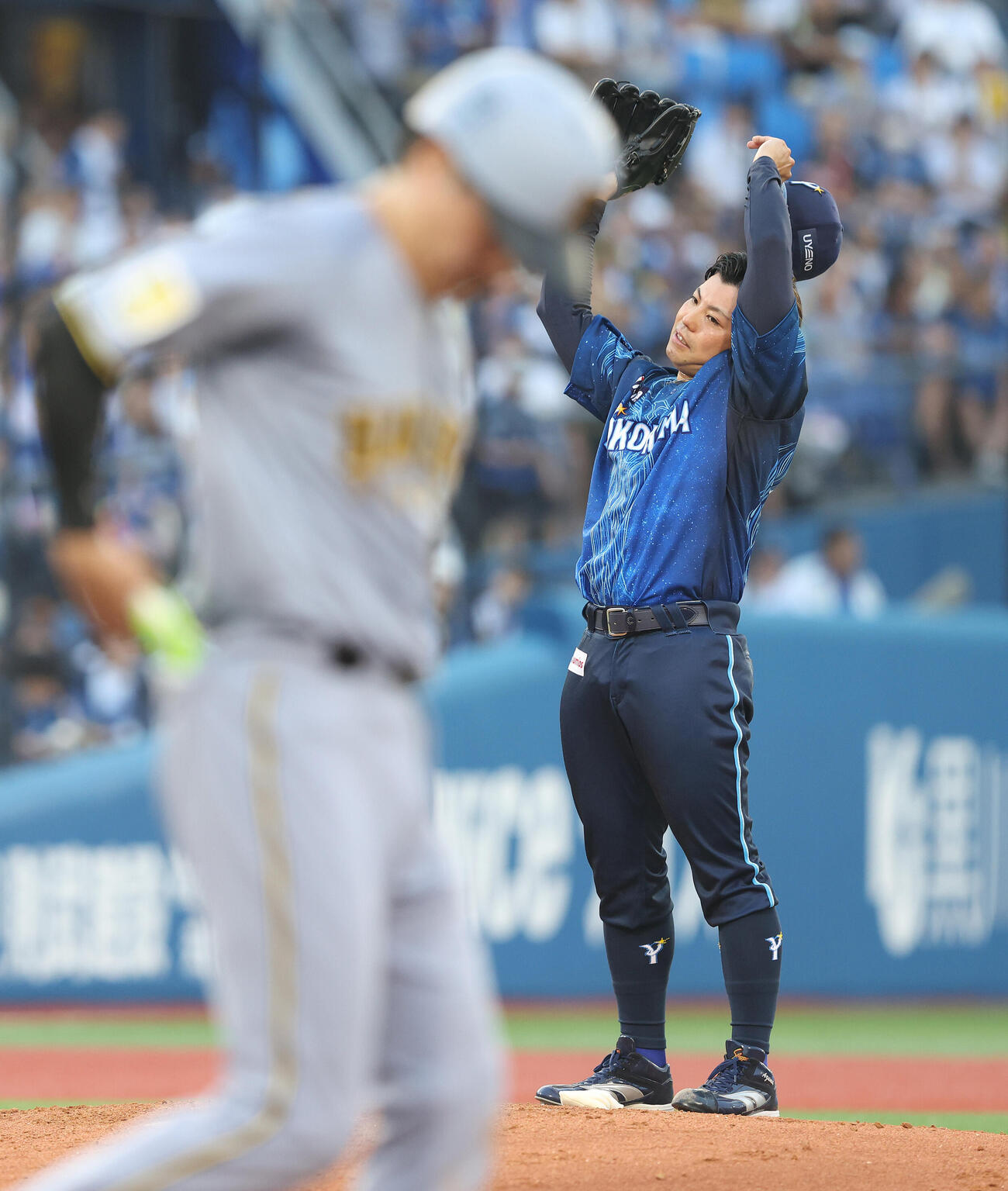 DeNA対阪神　2回表阪神1死一塁、伏見寅威に死球を与える東克樹（撮影・河田真司）