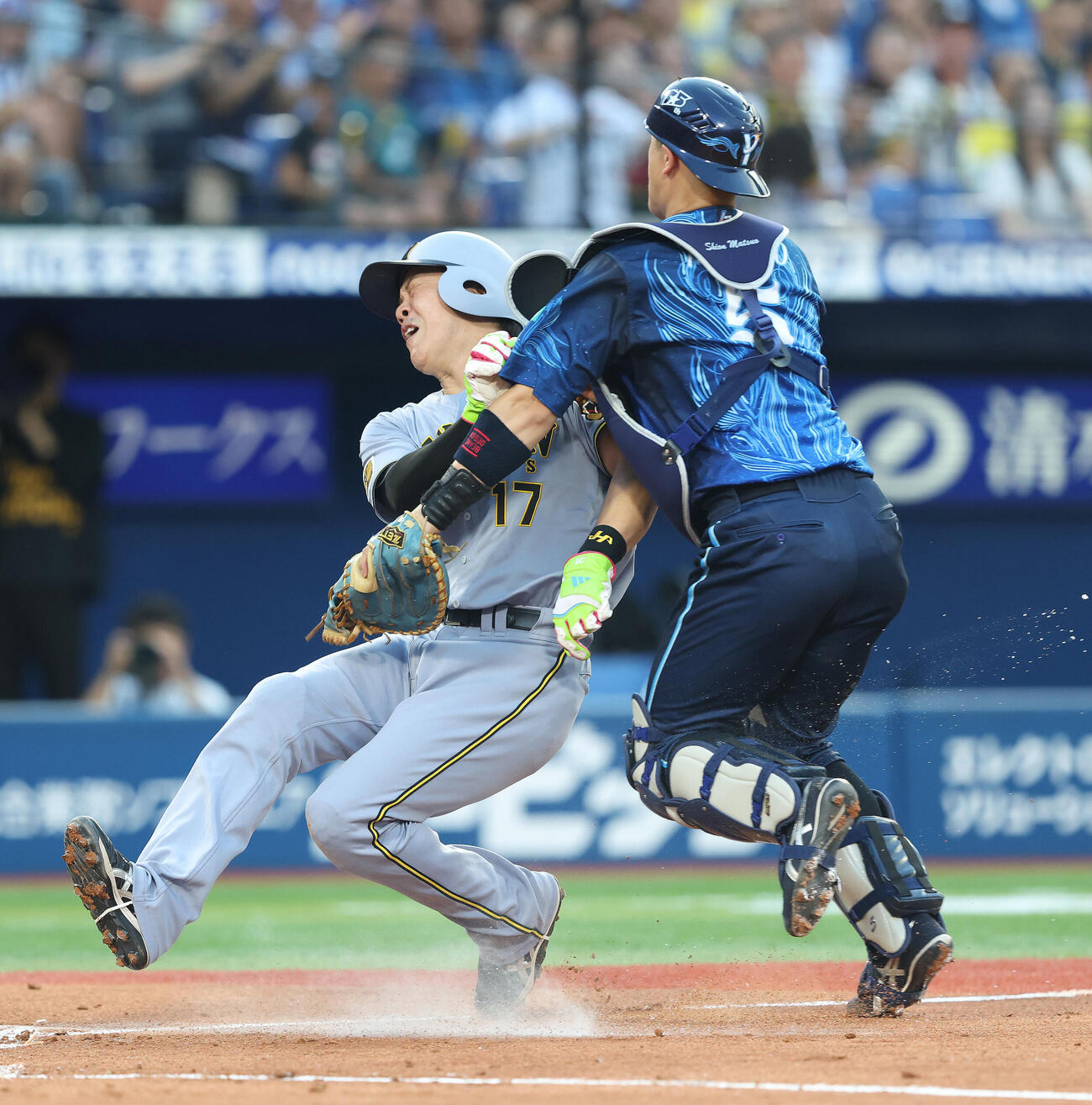 DeNA対阪神　2回表阪神2死二、三塁、熊谷敬宥が中前先制適時打で生還する伏見寅威。捕手松尾汐恩（撮影・河田真司）