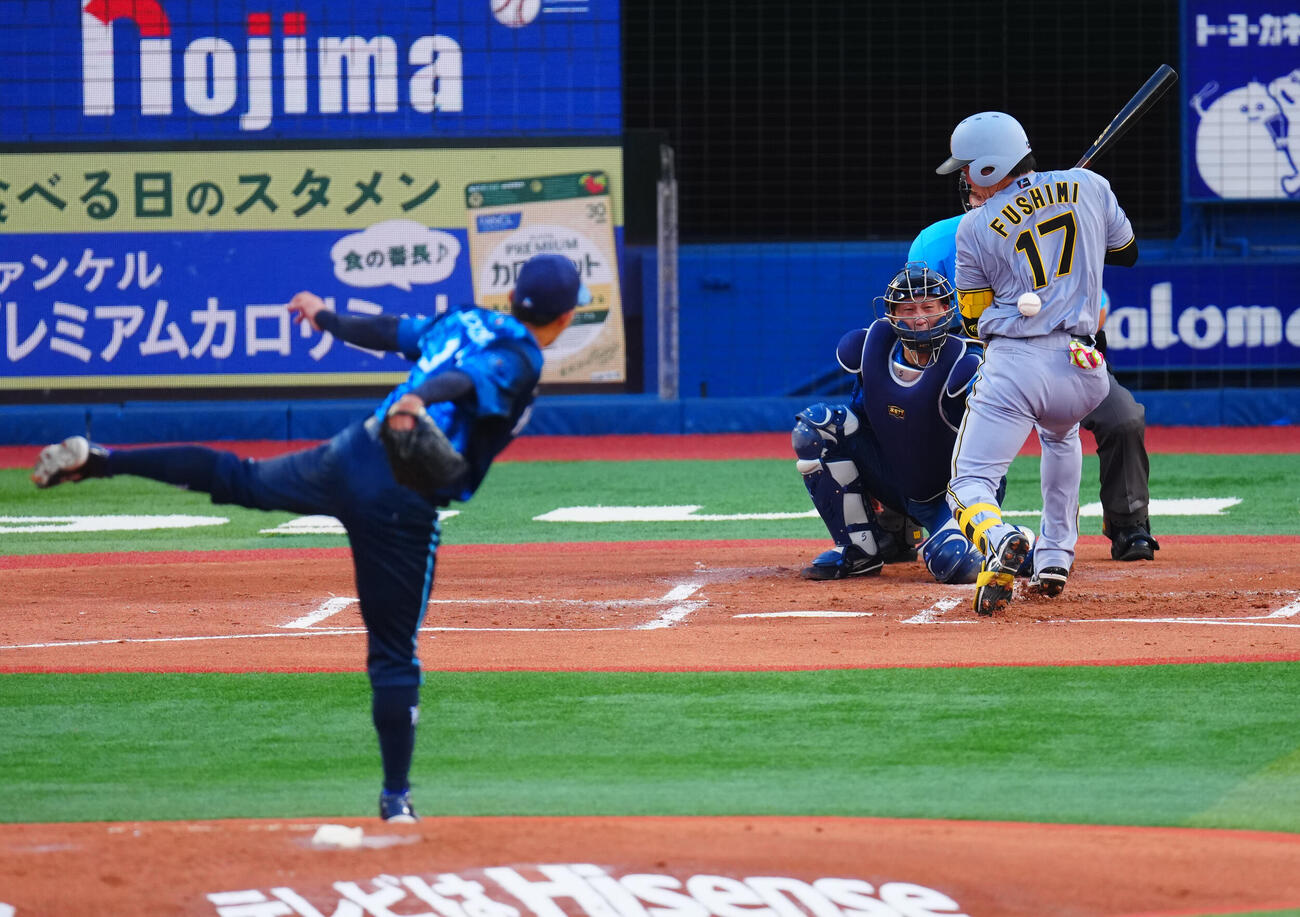 DeNA対阪神　2回表阪神1死一塁、死球を受ける伏見寅威。投手東克樹（撮影・垰建太）