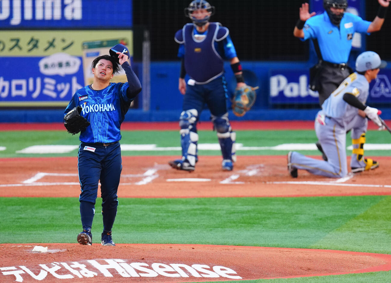 DeNA対阪神　2回表阪神1死一塁、伏見寅威に死球を当てた東克樹（撮影・垰建太）