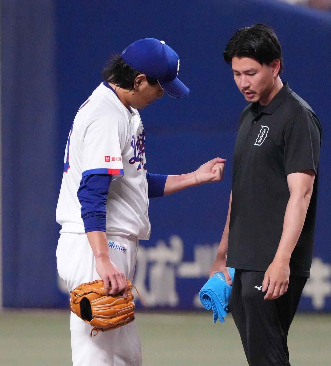 中日対ヤクルト　1回表ヤクルト無死、中日先発の涌井秀章（左）は長岡秀樹の打球を当てた左腕を気にする（撮影・森本幸一）