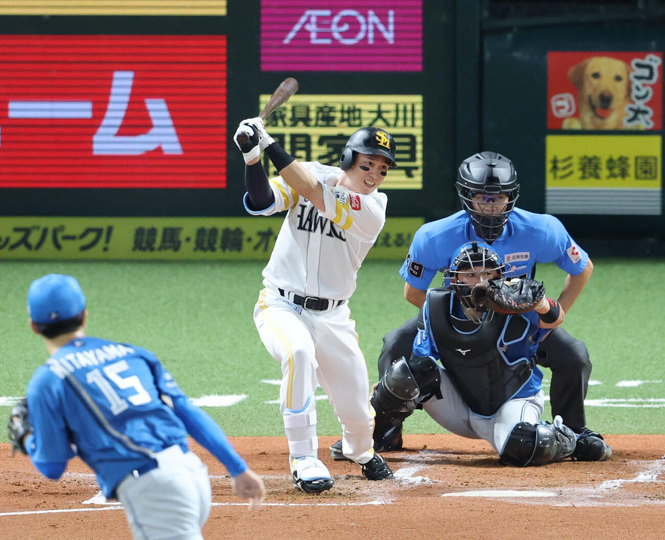 ソフトバンク対日本ハム　1回裏ソフトバンク1死三塁、栗原陵矢は左前に勝ち越し適時打を放つ（撮影・梅根麻紀）