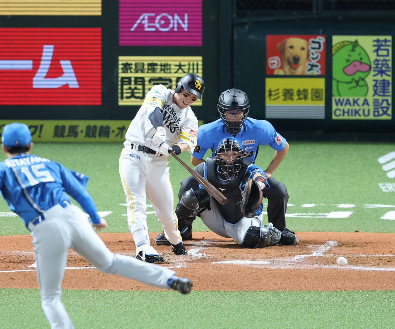 ソフトバンク対日本ハム　1回裏ソフトバンク1死三塁、栗原陵矢は左前に勝ち越し適時打を放つ（撮影・梅根麻紀）