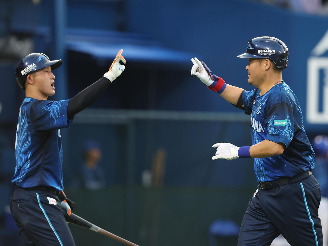 DeNA対阪神　2回裏DeNA無死一塁、左越え同点2点本塁打で生還し、松尾汐恩（左）に迎えられる筒香嘉智（撮影・河田真司）