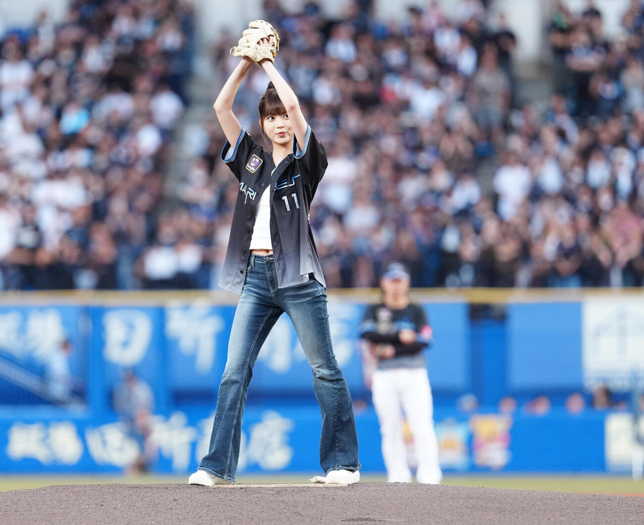 ロッテ対西武　始球式で投球するLE SSERAFIMのHONG EUNCHAE（撮影・鈴木みどり）