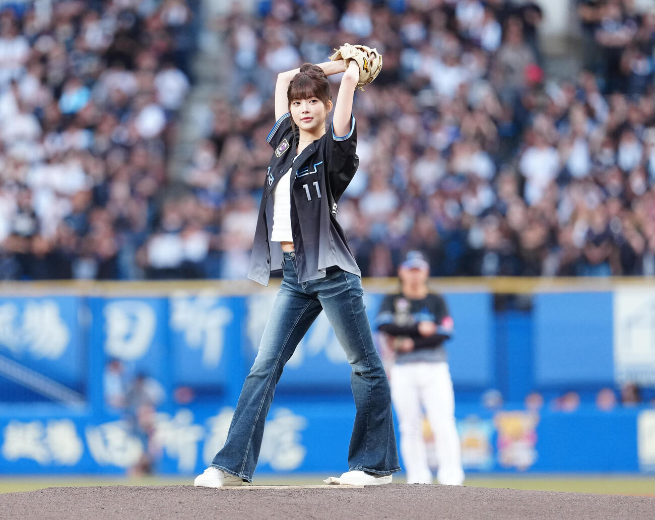 ロッテ対西武　始球式で投球するLE SSERAFIMのHONG EUNCHAE（撮影・鈴木みどり）