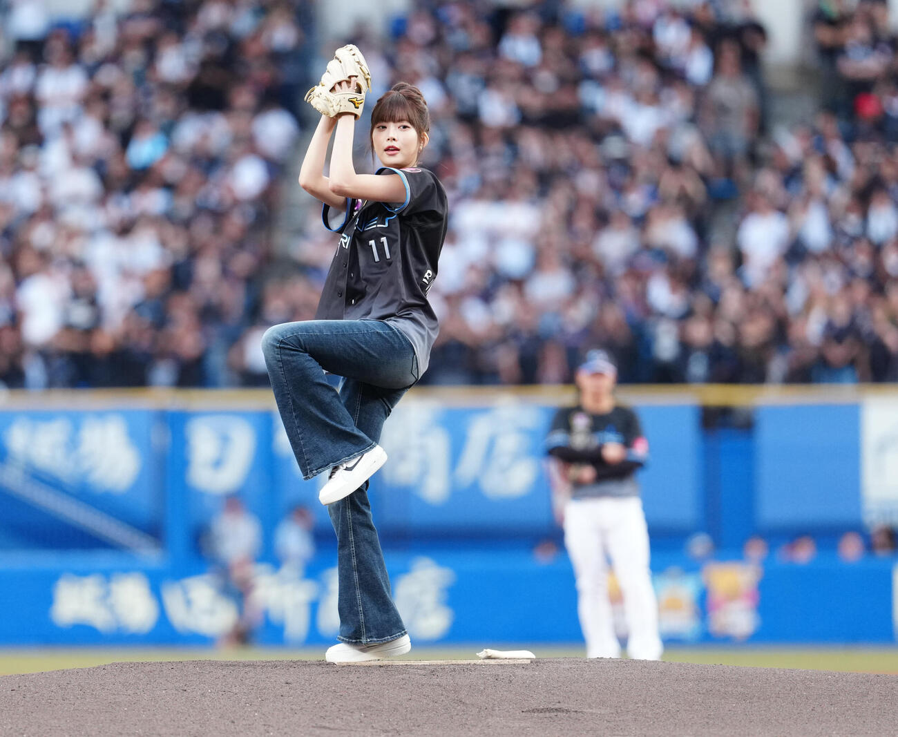 ロッテ対西武　始球式で投球するLE SSERAFIMのHONG EUNCHAE（撮影・鈴木みどり）
