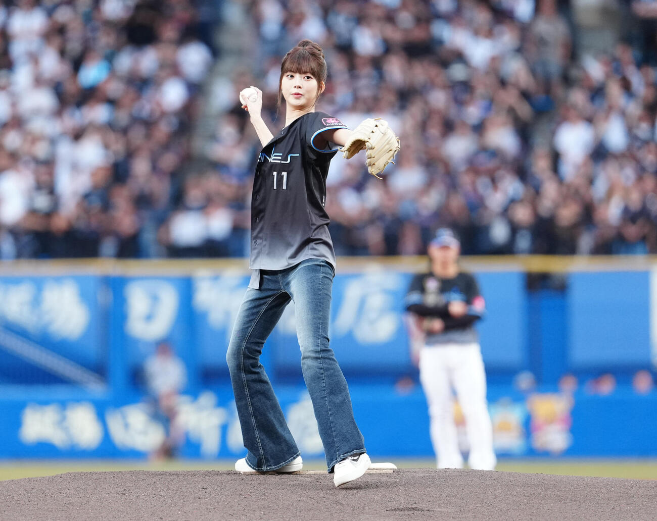 ロッテ対西武　始球式で投球するLE SSERAFIMのHONG EUNCHAE（撮影・鈴木みどり）