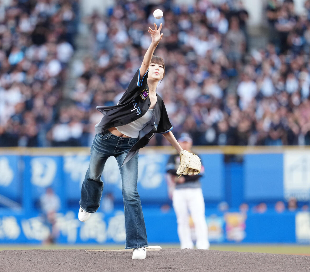 ロッテ対西武　始球式で投球するLE SSERAFIMのHONG EUNCHAE（撮影・鈴木みどり）