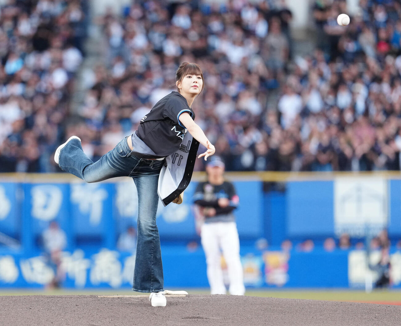 ロッテ対西武　始球式で投球するLE SSERAFIMのHONG EUNCHAE（撮影・鈴木みどり）