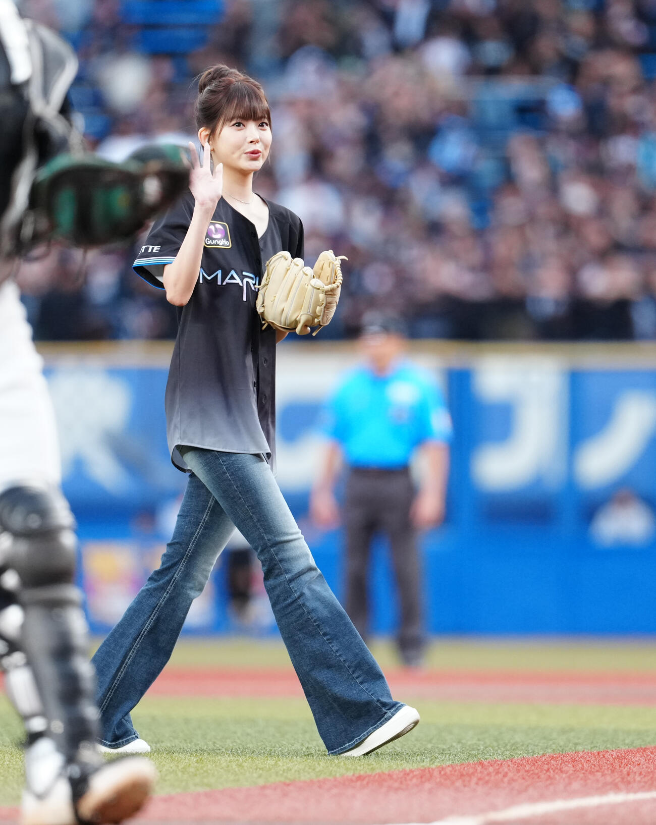 ロッテ対西武　始球式を終え手を振るLE SSERAFIMのHONG EUNCHAE（撮影・鈴木みどり）