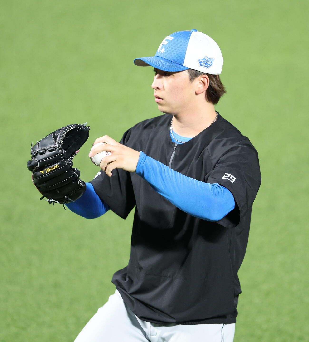 ソフトバンク対日本ハム　キャッチボールで調整する日本ハムの細野晴希（撮影・梅根麻紀）