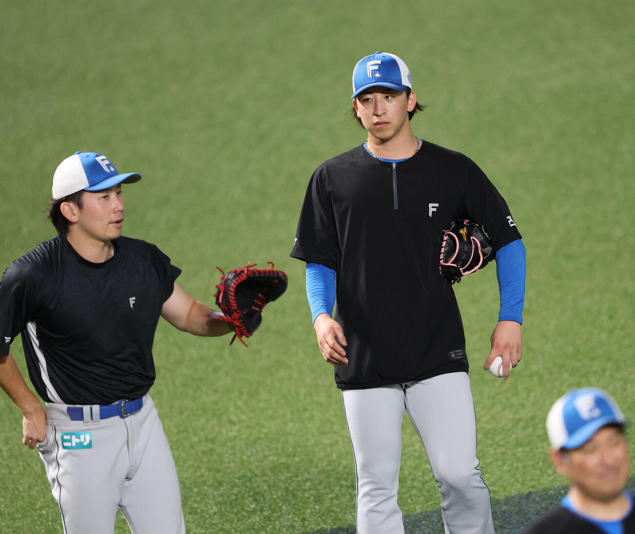 ソフトバンク対日本ハム　キャッチボールを終えた日本ハムの細野晴希（撮影・梅根麻紀）