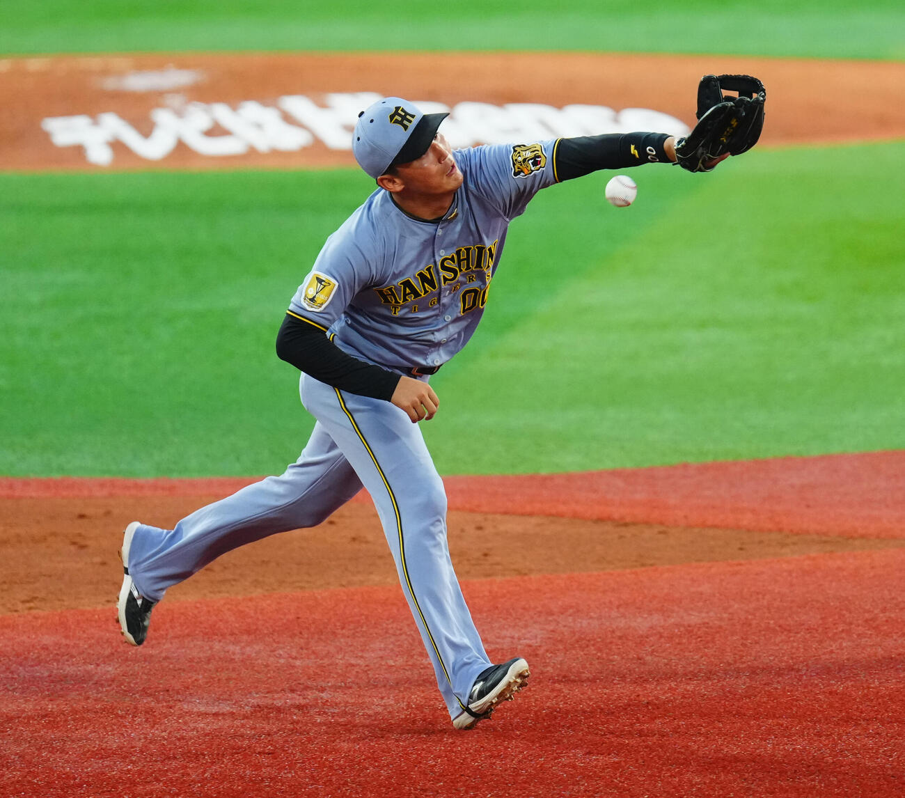 DeNA対阪神　3回裏DeNA無死、牧秀悟の飛球を落球する元山飛優（撮影・垰建太）