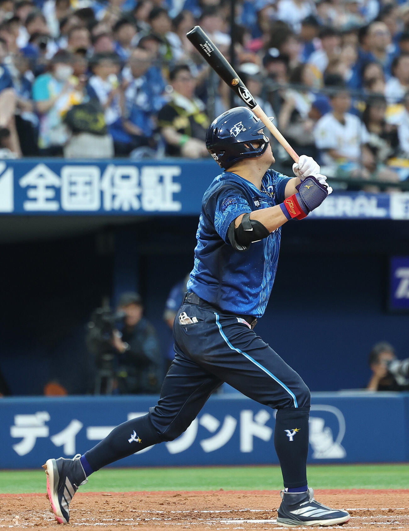 DeNA対阪神　2回裏DeNA無死一塁、左越え同点2点本塁打を放つ筒香嘉智（撮影・河田真司）