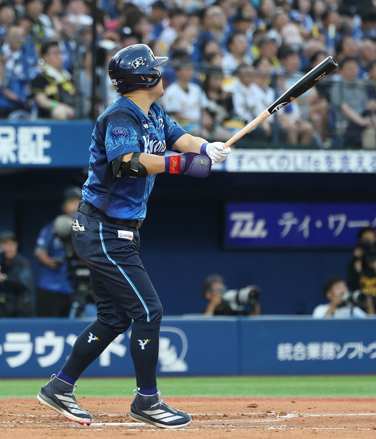 DeNA対阪神　2回裏DeNA無死一塁、左越え同点2点本塁打を放つ筒香嘉智（撮影・河田真司）