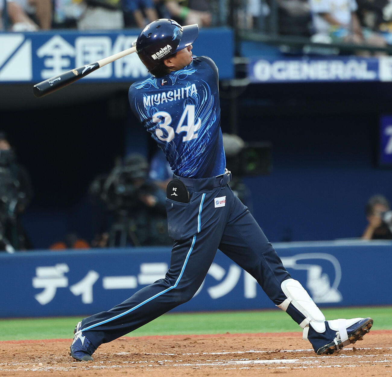 DeNA対阪神　2回裏DeNA1死一塁、右越え2点本塁打を放つ宮下朝陽（撮影・河田真司）