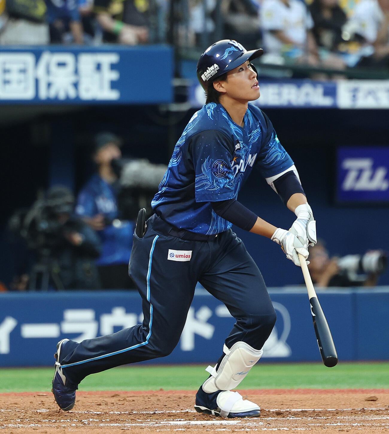 DeNA対阪神　2回裏DeNA1死一塁、右越え2点本塁打を放つ宮下朝陽（撮影・河田真司）