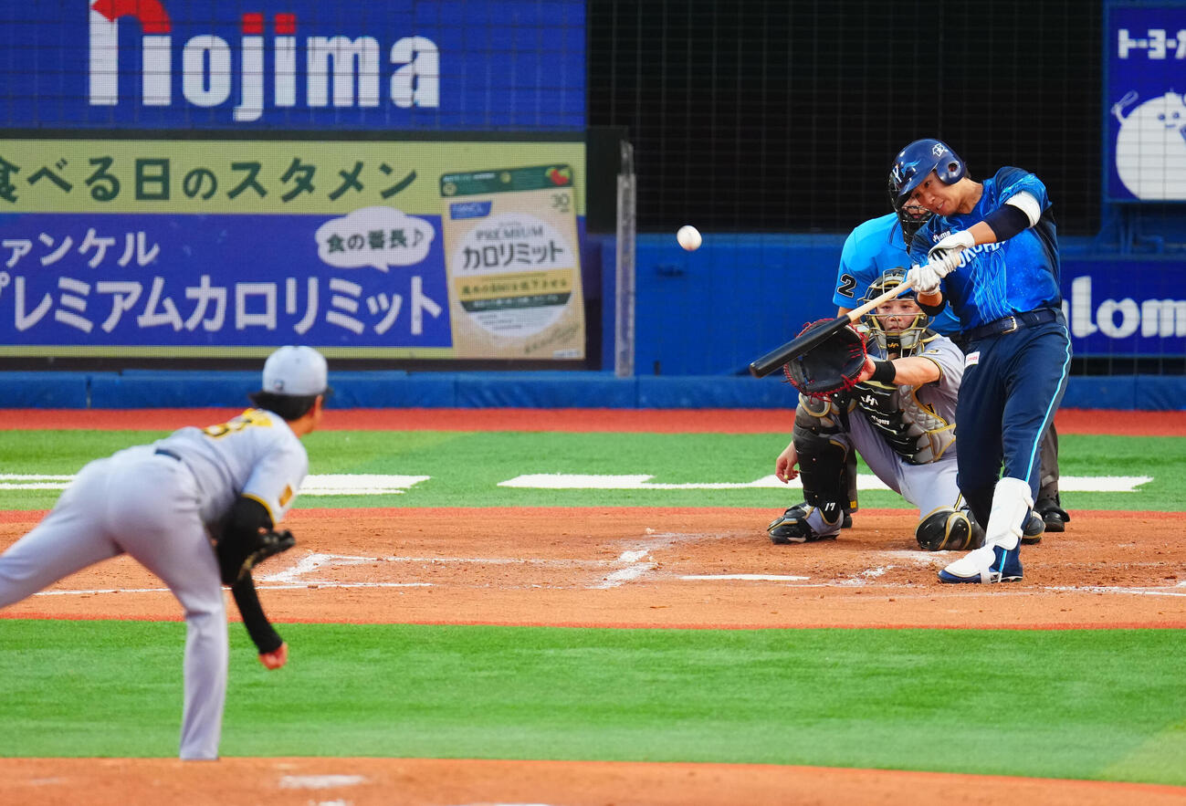 DeNA対阪神　2回裏DeNA1死一塁、2点本塁打を放つ宮下朝陽。投手高橋遥人（撮影・垰建太）
