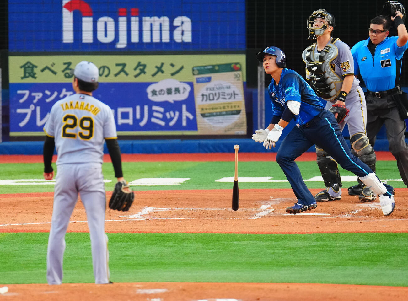 DeNA対阪神　2回裏DeNA1死一塁、2点本塁打を放つ宮下朝陽。投手高橋遥人（撮影・垰建太）