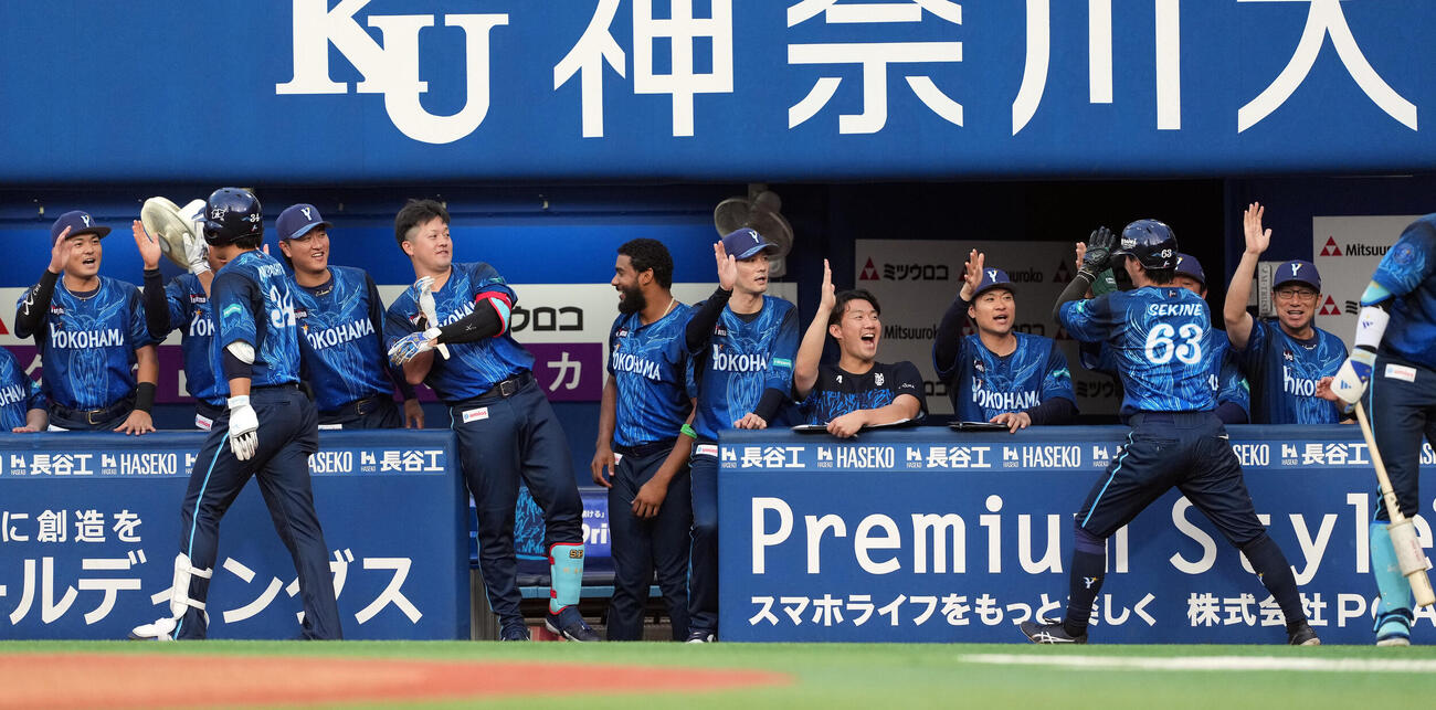 DeNA対阪神　2回裏DeNA1死一塁、2点本塁打を放った宮下朝陽を迎えるナイン（撮影・たえ見朱実）