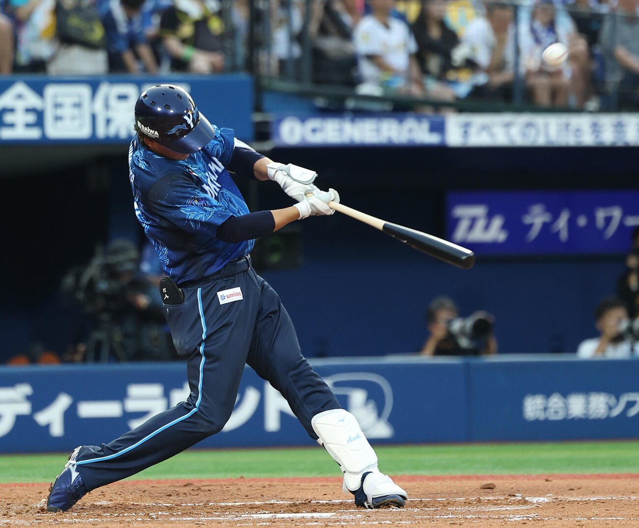 DeNA対阪神　2回裏DeNA1死一塁、右越え2点本塁打を放つ宮下朝陽（撮影・河田真司）